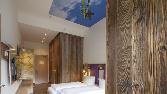 Helle Design-Zimmer mit Holzelementen - Explorer Hotel Ötztal - Umhausen | © Explorer Hotels
