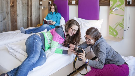 Gemütliches Beisammensein in unseren Design-Zimmer - Explorer Hotel Ötztal - Umhausen | © Explorer Hotels