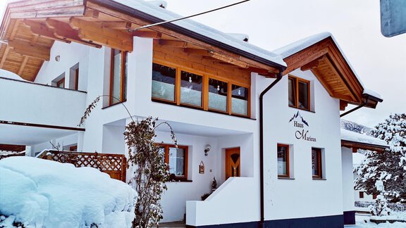 Hausansicht im Winter - Haus Marieus - Umhausen