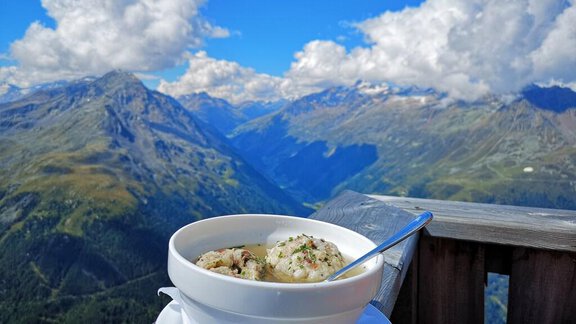 Speckknödelsuppe mit Traumhaftem Ausblick - Haus Marieus - Umhausen