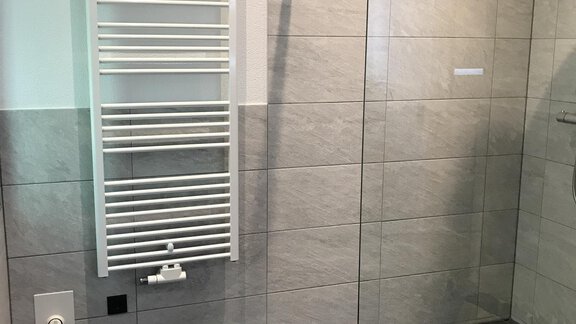 Badezimmer mit Dusche - Appartement Birkheim - Oetz