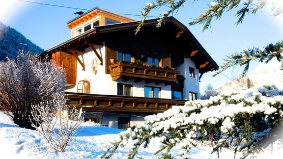 Haus im Winter Vorderansicht - Ferienhaus Alpina - Sautens