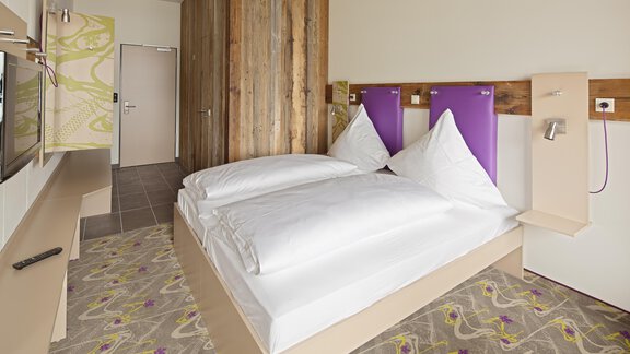 Unsere Design-Zimmer bieten viel Stauraum - Explorer Hotel Ötztal - Umhausen | © Explorer Hotels