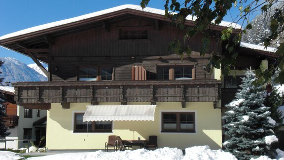 Hausansicht Winter - Appartements Kuprian - Längenfeld
