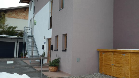 Eingang und Parkplatz - Ferienwohnung "Zum Glück" - Sautens