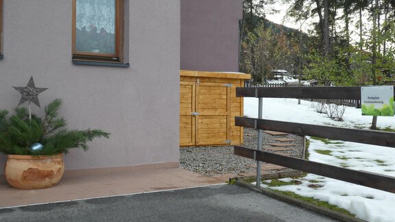 Parkplatz mit Sportgerätehütte - Ferienwohnung "Zum Glück" - Sautens