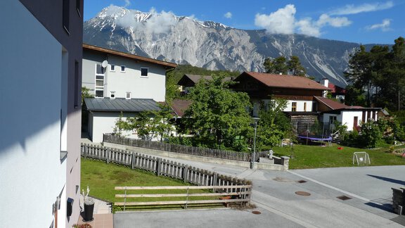 Hausansicht mit Bergblick - Ferienwohnung "Zum Glück" - Sautens