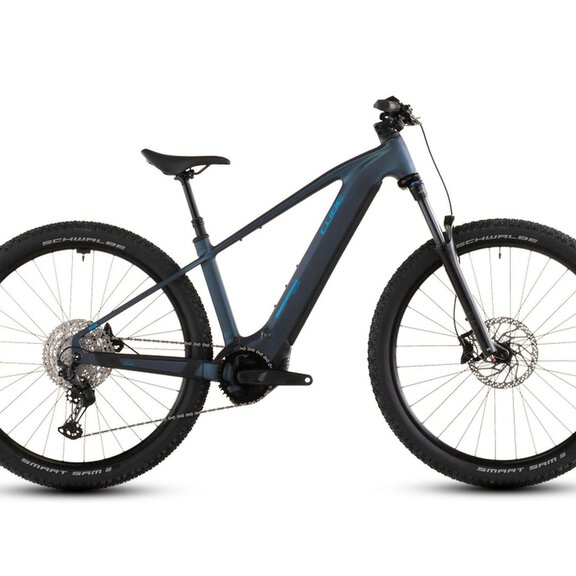 Ein modernes E-Mountainbike in Blau mit großzügigen Reifen. Es ist bereit für Abenteuer im Gelände. - Sport Glanzer Längenfeld - Längenfeld