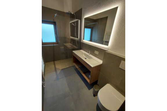 Dusche mit Waschbecken und WC - Apart Monte Vista - Gries
