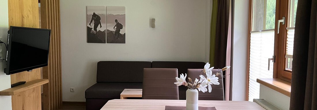 Esstisch und Wohnecke - Appartementhaus Nadine - Gries
