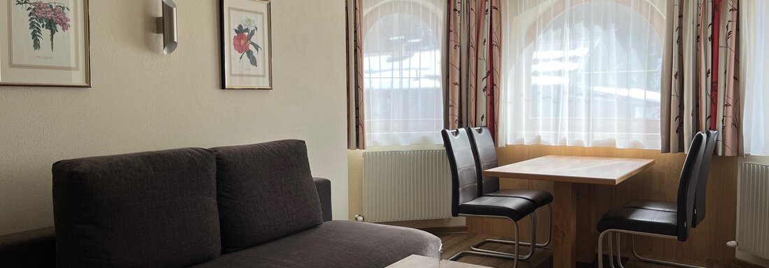 Wohnraum und Esstisch 07-23 - Appartementhaus Nadine - Gries