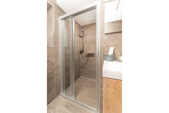Badezimmer mit Dusche/WC - Ferienwohnungen Winnebach - Gries