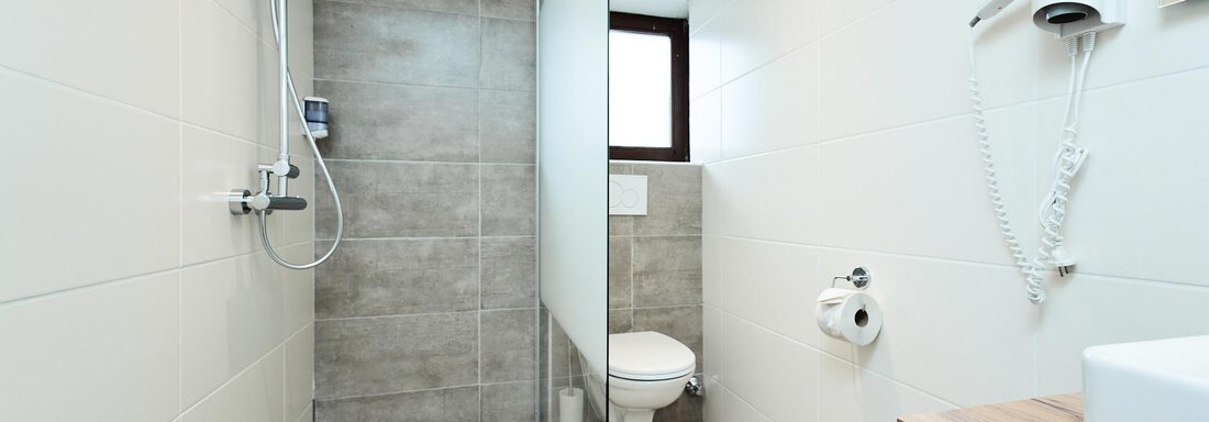 Badezimmer mit Regendusche - Ferienwohnungen Winnebach - Gries