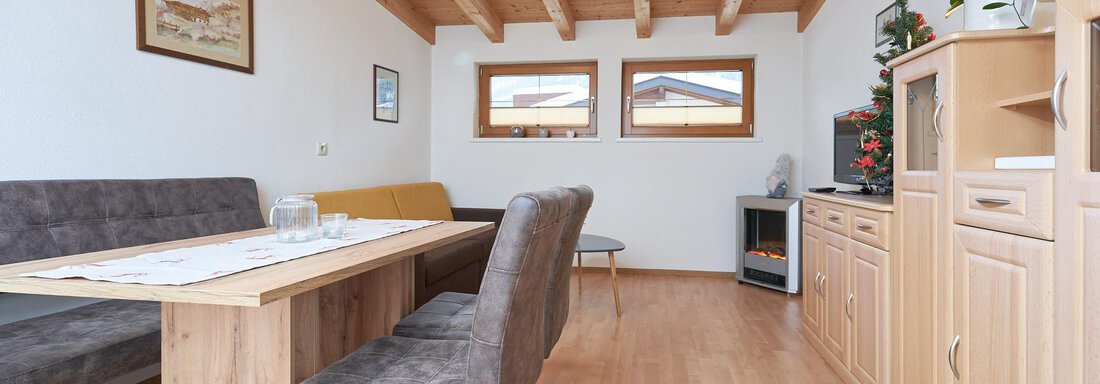Blick ins Wohnzimmer - Ferienwohnungen Winnebach - Gries