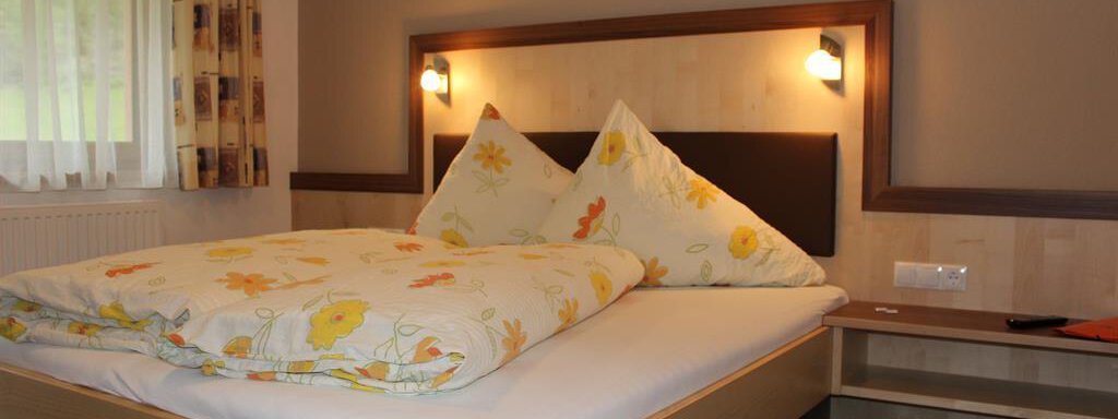 Neu Doppelzimmer Alpina 2 (4) Neu Doppelzimmer Alpina 2 (4) - Haus Alpina und Landhaus Schöpf - Gries