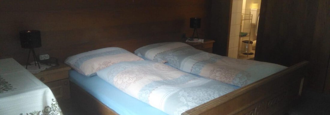 Blick vom Doppelzimmer ins Badezimmer - Haus Bergkristall - Gries
