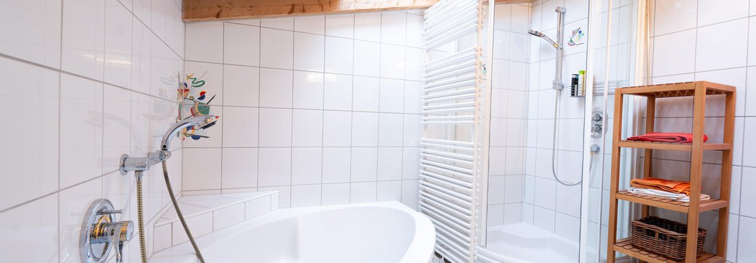 Badezimmer mit Badewanne und Dusche_ergebnis - Haus Neu-Ambach - Haiming