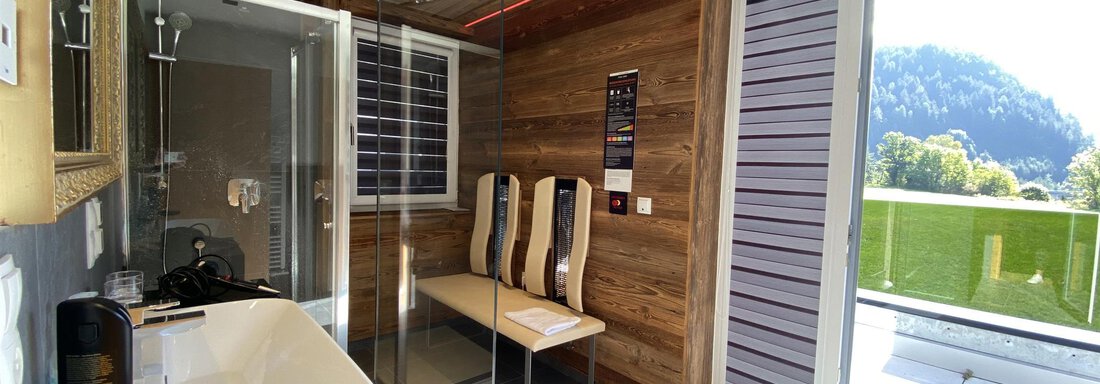 Badezimmer mit Infrarotsessel - Ötztal Residenz - Haiming