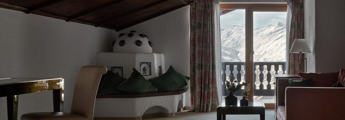 Junior Suite Mountain View | © TOP Hotel Hochgurgl (CC C) Ein gemütliches Zimmer mit einem Holzdecke und großen Fenstern. Der Raum hat eine einladende Atmosphäre und bietet einen Blick auf die Berge. - TOP Hotel Hochgurgl - Hochgurgl