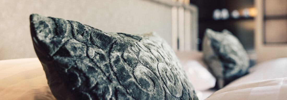 An elegant bedroom with comfortable pillows on a bed. The decor is modern and stylish. - 4 * Superior Hotel Schöne Aussicht - Hochsölden