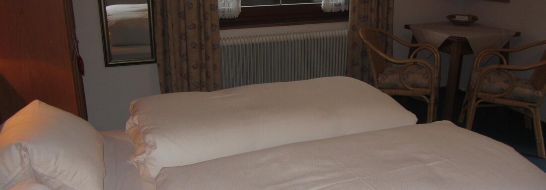 Schlafzimmer - Alpenpension Höfler - Huben