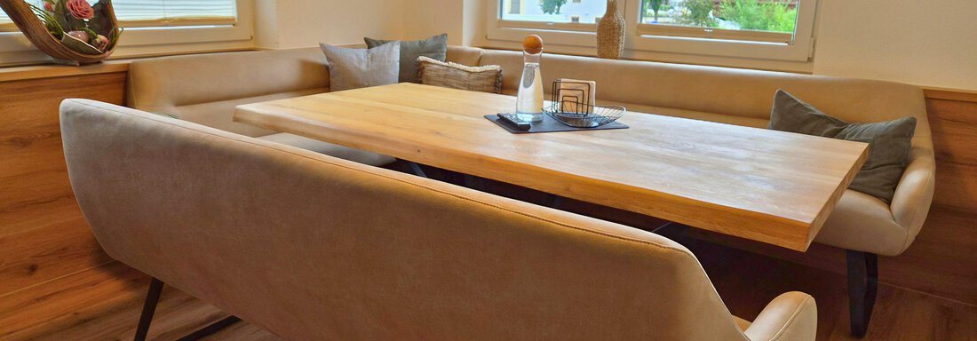 Wohn- und Esszimmer Ein gemütlicher Essbereich mit großem Esstisch und Sitzbank lädt zum gemeinsamen Verweilen und Genießen ein. - Apart Alessandro - Huben