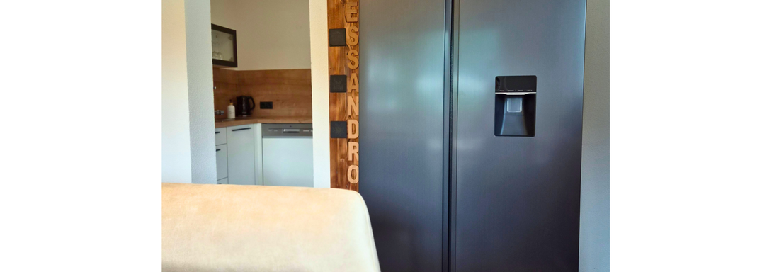 Ausgestattet mit einem modernen Side-by-Side-Kühlschrank inklusive praktischem Wasserspender. - Apart Alessandro - Huben