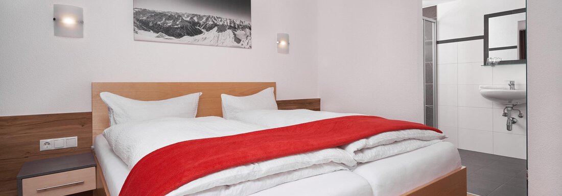 Schlafzimmer mit Dusche/WC Schlafzimmer mit Dusche/WC - Apart Alessandro - Huben