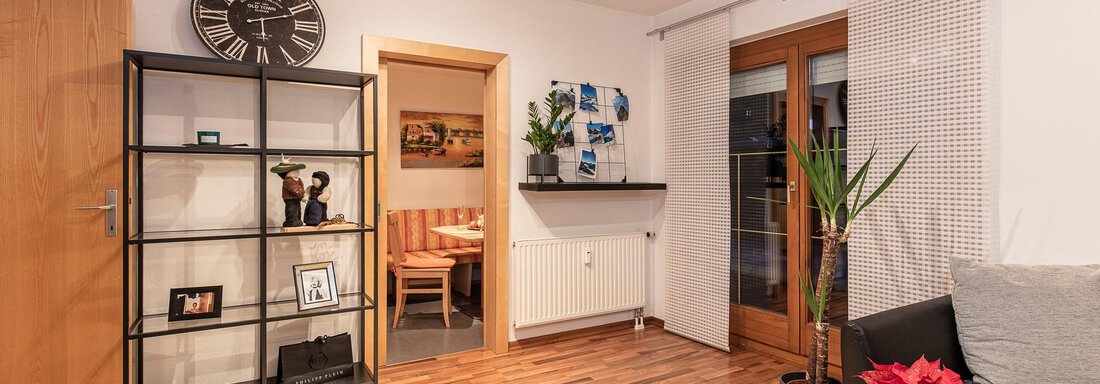 Wohnzimmer mit Blick in die Wohnküche - Apart Hoher Kogel - Huben