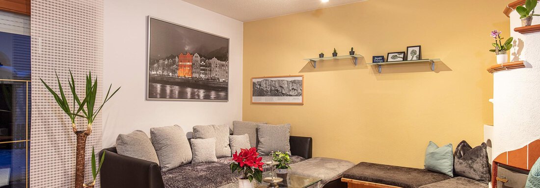 Wohnbereich mit Zugang zur Terrasse - Apart Hoher Kogel - Huben