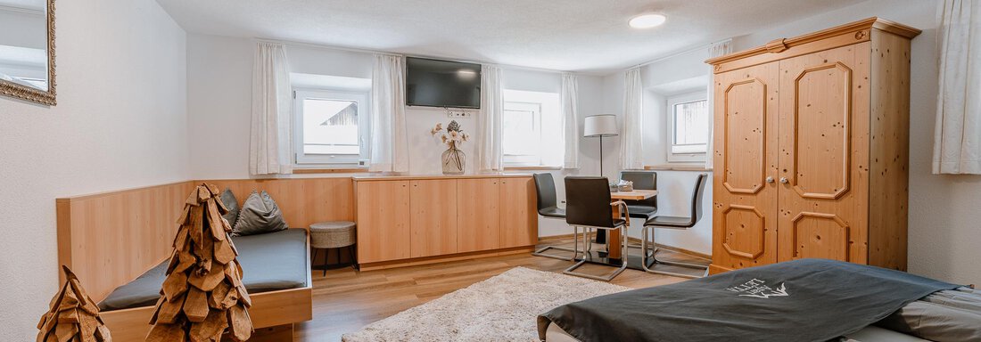 großzügiges Doppelzimmer mit Sitzgelegenheit - Apart Letta - Huben