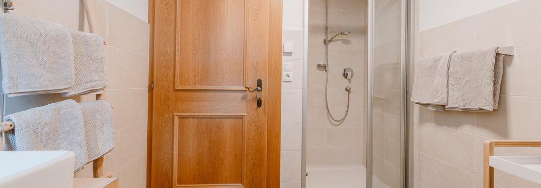 Badezimmer mit Dusche und WC - Apart Letta - Huben