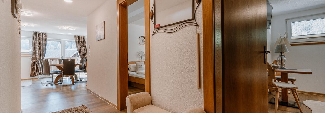 Blick in die Doppelzimmer und dem Wohnbereich - Apart Letta - Huben