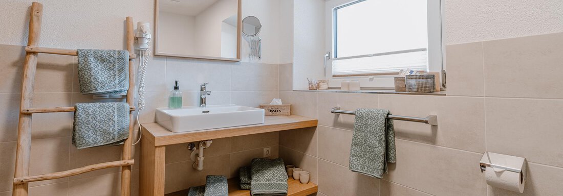 Badezimmer mit Dusche und WC - Apart Letta - Huben
