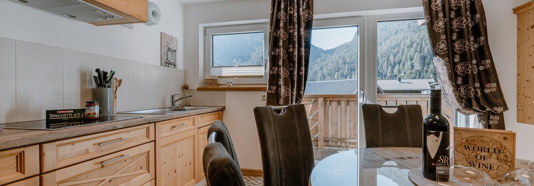 gemütliche Wohnküche mit Zugang zum Balkon - Apart Letta - Huben