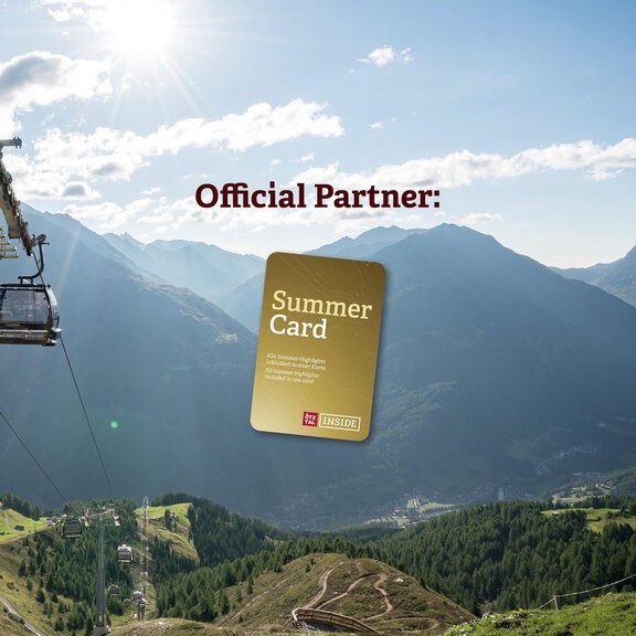 Ein Aussichtspunkt in den Bergen mit einer Seilbahn und beeindruckenden Gipfeln im Hintergrund. Im Vordergrund ist die Sommerkarte abgebildet. - Apart Marcello - Huben