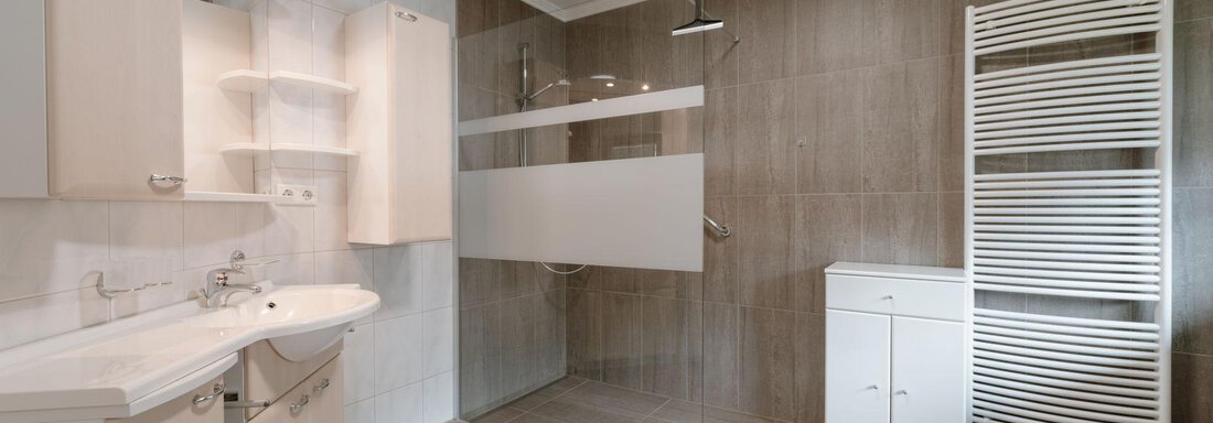 Badezimmer mit Dusche - APART Naturcamping Kuprian - Huben