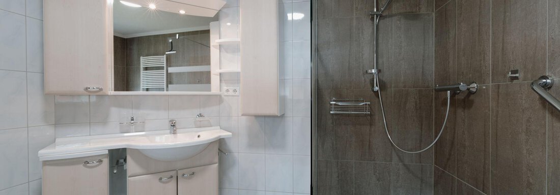 Badezimmer mit Dusche - APART Naturcamping Kuprian - Huben