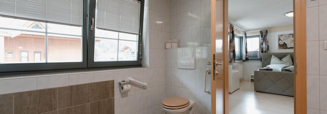 Doppelzimmer mit angrenzendem Badezimmer - APART Naturcamping Kuprian - Huben