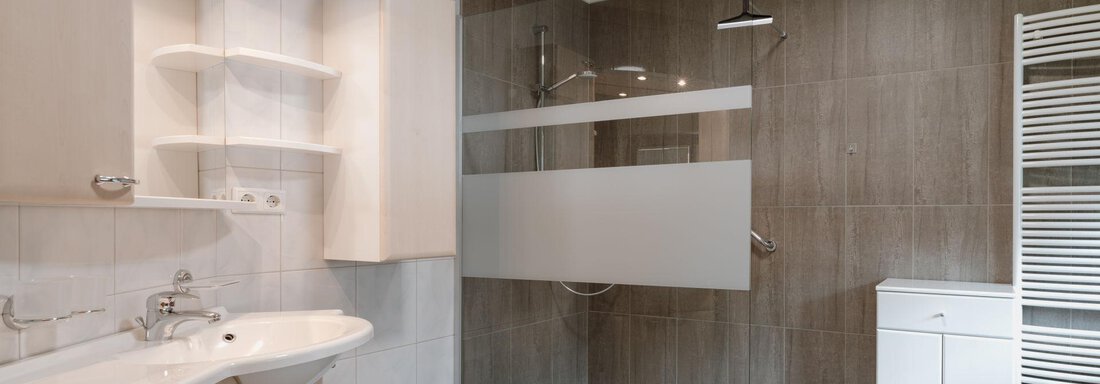 Badezimmer mit Dusche - APART Naturcamping Kuprian - Huben