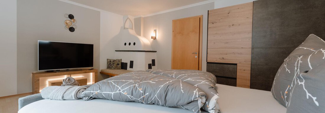 Doppelzimmer mit Kachelofen und TV - APART Naturcamping Kuprian - Huben