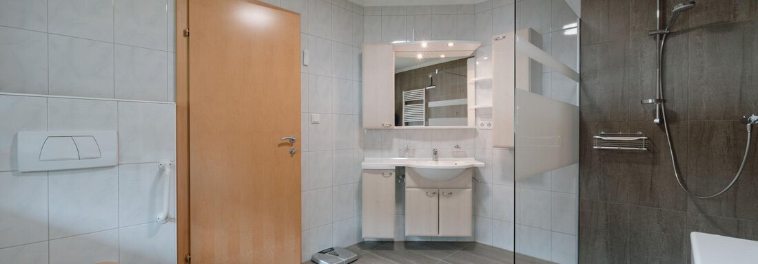 Badezimmer mit Dusche und WC - APART Naturcamping Kuprian - Huben