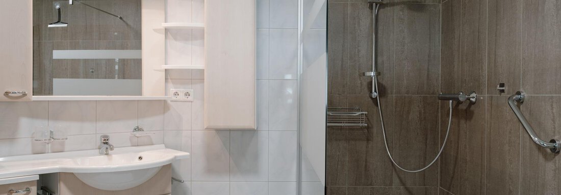 Badezimmer mit Dusche - APART Naturcamping Kuprian - Huben