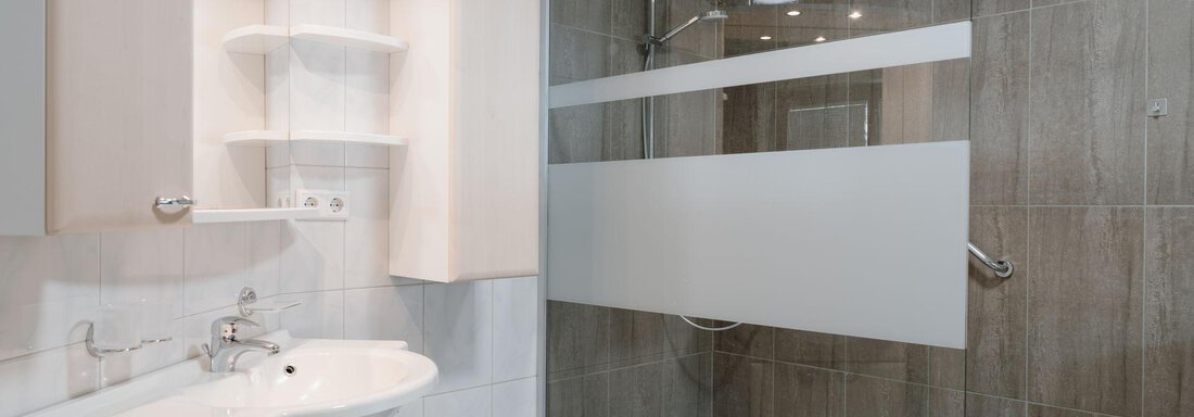 Badezimmer mit Dusche - APART Naturcamping Kuprian - Huben