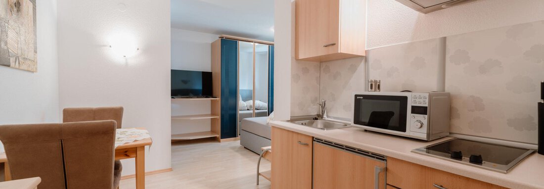 Küchenzeile mit Sitzecke u. Blick ins Doppelzimmer - APART Naturcamping Kuprian - Huben