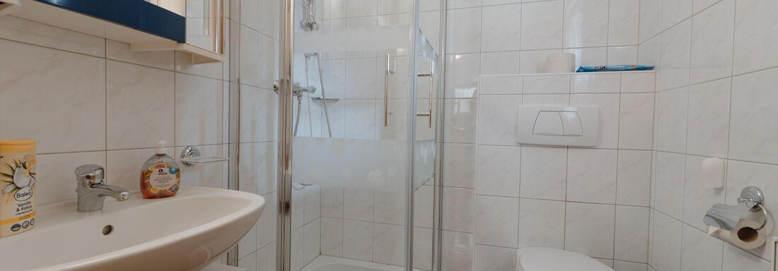 Badezimmer mit Dusche und WC - APART Naturcamping Kuprian - Huben