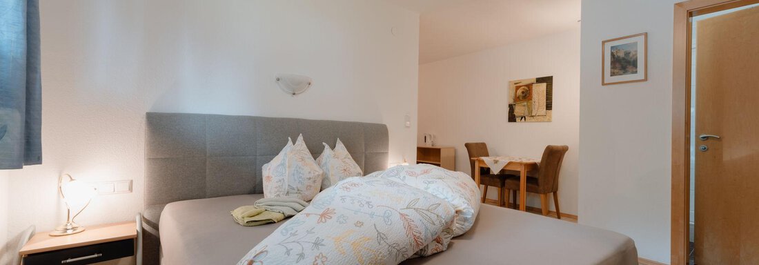 Boxspringbett und Sitzgelegenheit - APART Naturcamping Kuprian - Huben