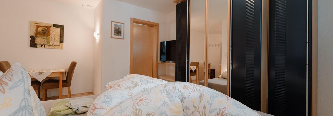 Boxspringbett, Sitzgelegenheit und TV - APART Naturcamping Kuprian - Huben