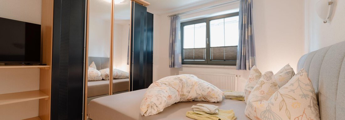 Boxspringbett und TV - APART Naturcamping Kuprian - Huben