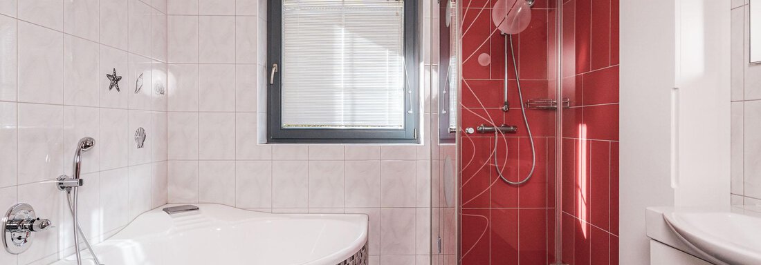 Badezimmer mit Badewanne und Dusche - APART Naturcamping Kuprian - Huben